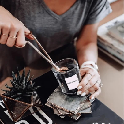 豪华蜡烛配件套装 - 四合一烛芯剪、烛芯修剪器、烛台和托盘，优雅的圣诞节、派对、婚礼、香薰和家居装饰礼品套装