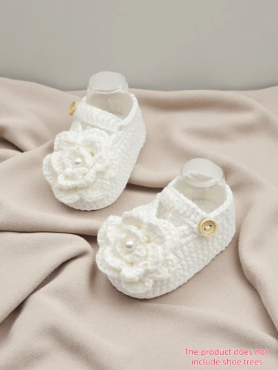 1 par handgjorda babyskor, gröna virkade stickor med vit blomma, knappstängning