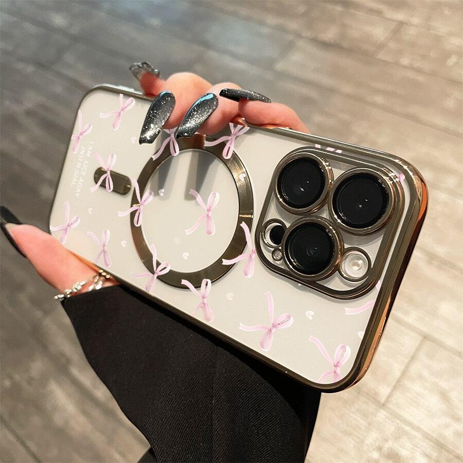 Funda magnética con lente integral y baño de oro, con diseño de lazo rosa. Compatible con carga inalámbrica magnética. Compatible con phone 16 Pro Max, 16, 15 Pro, 14, 14 Plus/14 Pro Max, 13, 13 Pro, 12 Pro, 11/11 Pro y la serie Pro. Es un excelente teléfono para amigos, cumpleaños y festividades. - Dorado - Ver 1