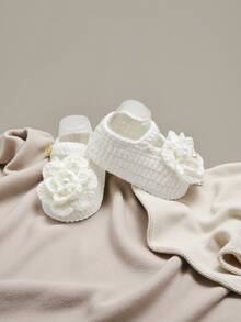 1 Pair Handmade Infant Shoes, Green Crochet Knit With White Flower, Button Closure - White - View 6