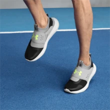 Under Armour 男士 Runplay 舒适透气轻便运动鞋，网眼鞋面，健身训练跑步鞋，一脚蹬款式，建议选购大一码。 - 黑灰色 - 查看 3