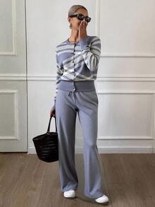 Conjunto de Mujer de 2 Piezas - Suéter de Manga Larga y Camisa con Pantalones Largos, Diseño Moderno, Multicolor, Suave y Abrigado para el Otoño e Invierno, Ideal para un Look Elegante y Acogedor. - Gris Claro - Ver 1