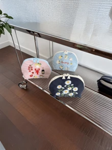 1件女孩刺繡插畫收納包，大容量便攜式拉鍊化妝包，適合旅行與度假必需品，可收納衛生棉、鑰匙、手機、充電器、口紅、化妝品、香水、化妝刷，收納盒與收納袋，適用於護膚與美容產品，適合女性、學生、女學生，聖誕禮物與開學禮物 - 彩色 - 查看 3