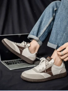 Neue Nischen-Brot-Schuhe für Herren, Lässig Sports Skateboard Schuhe, vielseitig und stylisch, erhöhen die Körpergröße, Jugend Sneaker, Metall Punk Stil (leichte Farbabweichung)