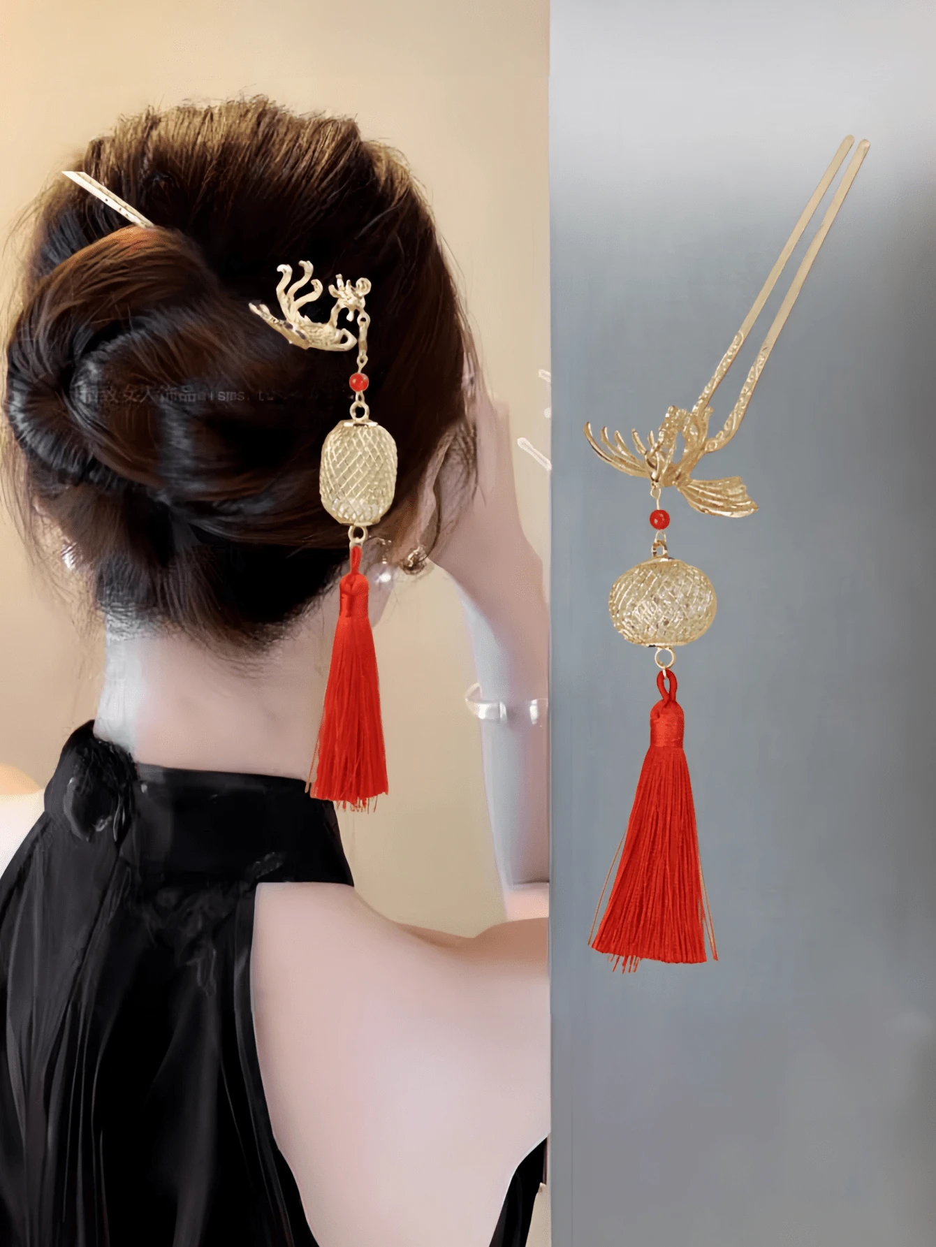 1个优雅红色中国灯笼花形发夹,长16厘米,中国风发饰,适合搭配汉服、旗袍等服饰,长流苏,不褪色材质,易于使用 - 高品质设计,钩扣、胸针、发夹,简约时尚,合金材质,易于使用,不会损伤时尚女性和女孩娇嫩的头皮。 - 彩色 - 查看 1