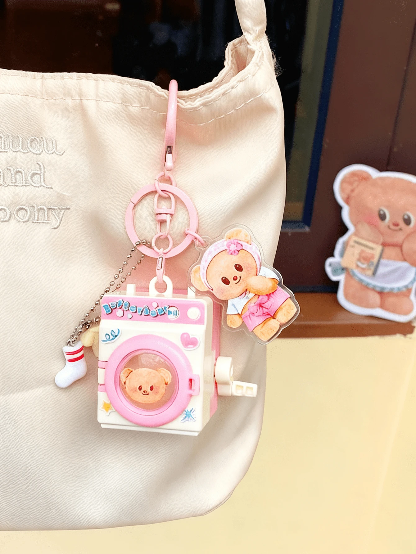 Móc khóa Butterbear - Phiên bản màu hồng, Thiết kế máy giặt vui nhộn, Hình gấu dễ thương, Tính năng chiếu tương tác, Vui nhộn khi sử dụng, Hoàn hảo cho trẻ em và người lớn, Món đồ sưu tầm độc đáo, Quà tặng tuyệt vời cho sinh nhật và những dịp đặc biệt, Thêm nét vui tươi cho chìa khóa hoặc túi xách, Móc khóa mới lạ dễ thương cho bé gái, Thiết kế hoạt hình đáng yêu cho túi xách và chìa khóa, Phụ kiện dễ thương cho thanh thiếu niên, Hoàn hảo để sử dụng hàng ngày, Ý tưởng quà tặng thú vị, Mặt dây sưu tầm thời trang.