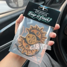 DIE SONNE, Amulett/Schutzsymbol/Design, Auto-Lufterfrischer Anhänger - Cartoon Anime Stil für Rückspiegel, Lüftungsclip, Heim- & Bürodekoration, kreatives Design, Geschenkidee für Freunde