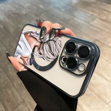 Una chica sostiene una taza de café. Este teléfono con lente integral y acabado electrochapado magnético admite carga inalámbrica magnética y es compatible con phone 16 Pro Max, 16, 15 Pro, 14, 14 Plus/14 Pro Max, 13, 13 Pro, 12 Pro, 11/11 Pro y la serie Pro. Es un excelente regalo para amigos, cumpleaños y festividades. - azul claro - Ver 10