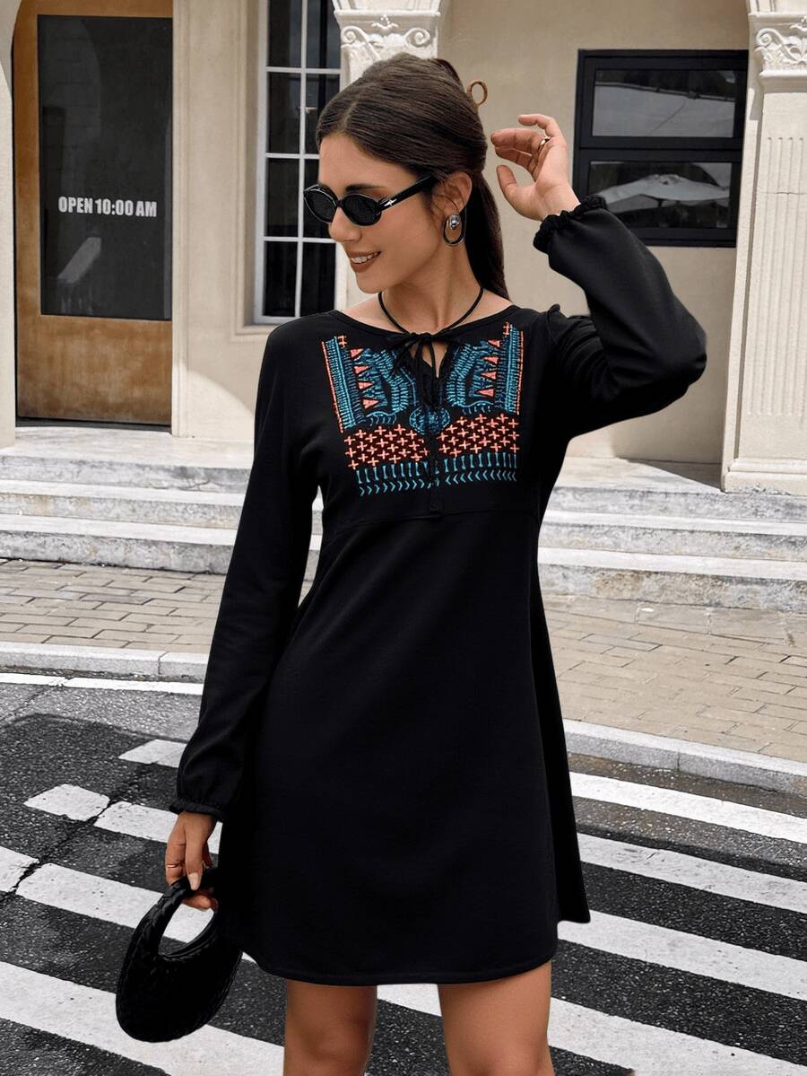 Vestido negro mujer corto manga larga con bordado moda casual elegante,  vestido negro mujer, vestido corto bordado, vestido manga larga, moda casual elegante, vestido bohemio. - Negro - Ver 1