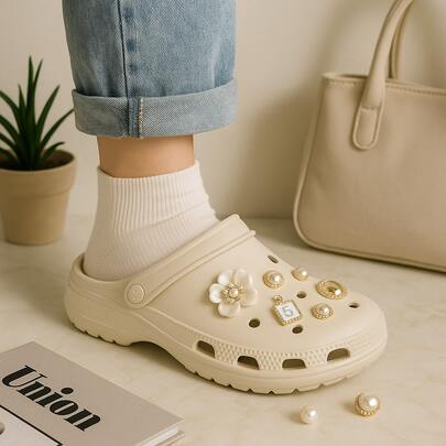 Novo Lançamento Chinelo Babuche 100% EVA com Pingentes Sortidos como Borboleta, Abacaxi e Pérolas