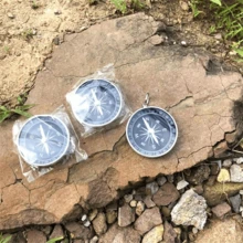 复古青铜防水锌合金指南针带夜光指示器 - 无需电池，非常适合徒步旅行和户外探险，翻盖口袋，导航工具，登山