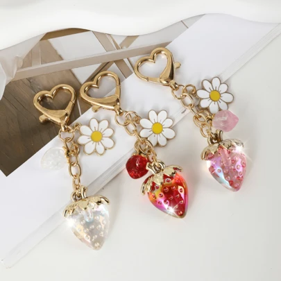 草莓水晶钥匙扣 - 金色心形戒指搭配白色雏菊吊坠，可爱包包挂饰钥匙扣，送给女孩和女士的精美日常礼物，可用作包包挂饰、汽车装饰，也是送给老师、朋友、姐妹的礼物。