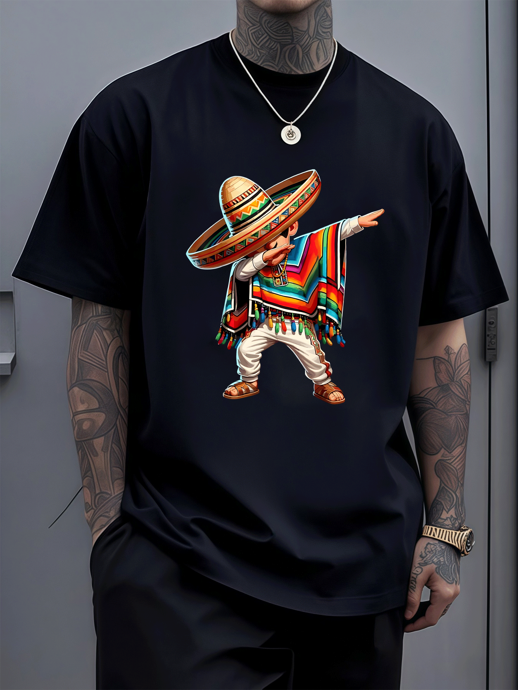 Camiseta de hombre con diseño divertido Un personaje con sombrero y poncho de colores vibrantes haciendo un gesto popular.¡Estilo único y cómodo! - Negro - Ver 1