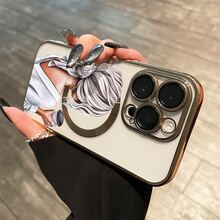 Una chica sostiene una taza de café. Este teléfono con lente integral y acabado electrochapado magnético admite carga inalámbrica magnética y es compatible con phone 16 Pro Max, 16, 15 Pro, 14, 14 Plus/14 Pro Max, 13, 13 Pro, 12 Pro, 11/11 Pro y la serie Pro. Es un excelente regalo para amigos, cumpleaños y festividades. - Dorado - Ver 10