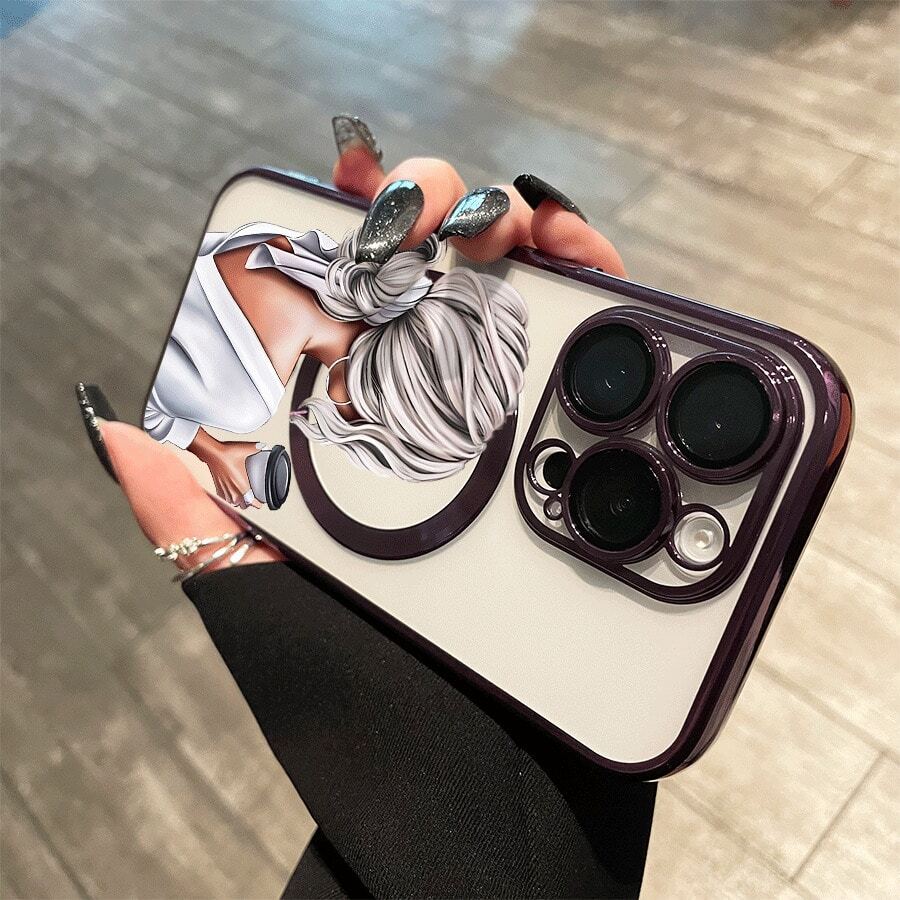 Una chica sostiene una taza de café. Este teléfono con lente integral y acabado electrochapado magnético admite carga inalámbrica magnética y es compatible con phone 16 Pro Max, 16, 15 Pro, 14, 14 Plus/14 Pro Max, 13, 13 Pro, 12 Pro, 11/11 Pro y la serie Pro. Es un excelente regalo para amigos, cumpleaños y festividades. - Morado - Ver 1