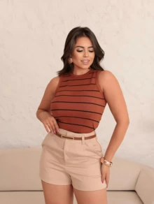 Conjunto Feminino Elegante com Short ZRA Alfaiataria e Regata em Ribana – Look Sofisticado para o Dia e Noite. - Marrom Listrado - Visão 2