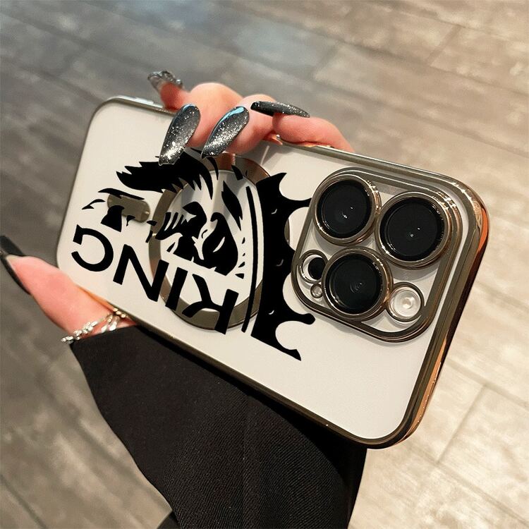 Un teléfono negro con media corona de león, lente integral y revestimiento magnético electrochapado. Admite carga inalámbrica magnética y es compatible con phone 16 Pro Max, 16, 15 Pro, 14, 14 Plus/14 Pro Max, 13, 13 Pro, 12 Pro, 11/11 Pro y la serie Pro. Es un excelente teléfono para amigos, cumpleaños y festividades. - Dorado - Añade 1
