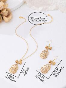 Conjunto de joyas para mujer en tono dorado. Collar con colgante hueco de circonita + pendientes a juego con circonita. Acabado brillante con incrustaciones de circonita y artesanía hueca exquisita, con un toque elegante y de alta gama. El tono dorado favorece los tonos de piel. Elegante y adecuado para el uso diario, citas y fiestas. Un solo conjunto cubre todas las ocasiones, un regalo perfecto para novias, festividades y temporada nueva. Puede lograr fácilmente un aspecto maduro y elegante, elevando instantáneamente la estética refinada.