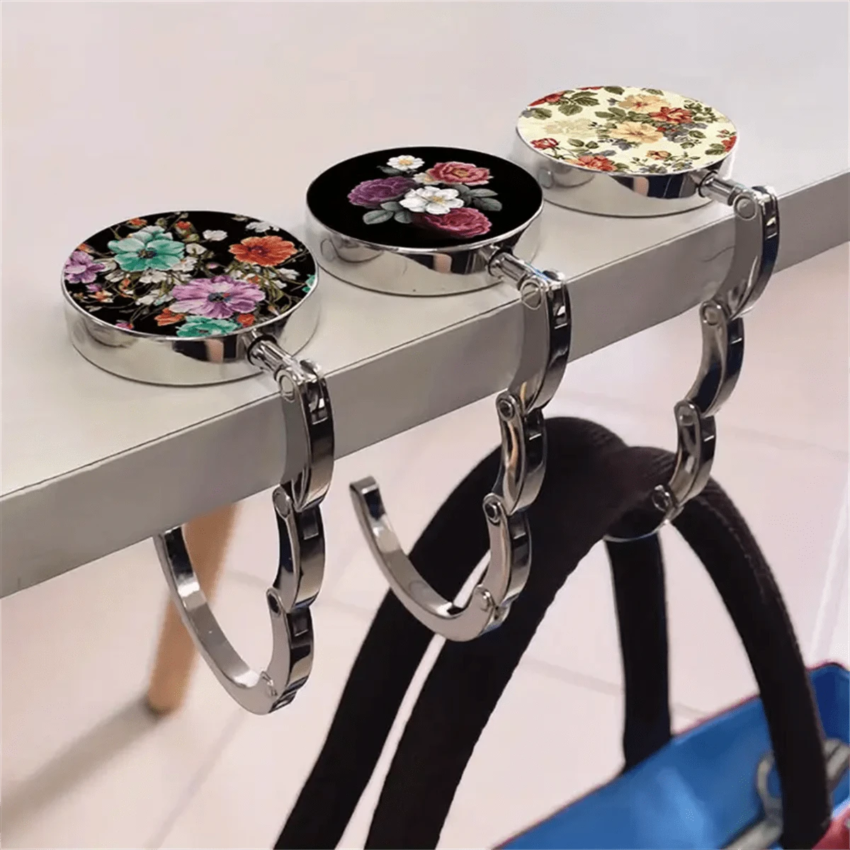 1pc Foldable Wallet Hook, Women's Bag Desktop Decor, Decorative Desktop Hanging Accessory, Portable Anti-Slip Wallet Hanger, Suitable For Desktops, Wallet Racks, Halloween, Christmas, Christmas Gift