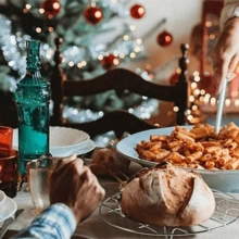1 runt ångställ i rostfritt stål, multifunktionellt ångställ i rostfritt stål! Detta praktiska ångställ är utformat för att placeras direkt i en kastrull. Det är tillverkat av högkvalitativt rostfritt stål, hållbart och lätt att rengöra. Med det kan du ångkoka en mängd olika livsmedel, som fisk, bullar eller till och med pizza. Det är ett utmärkt tillskott till ditt kök.