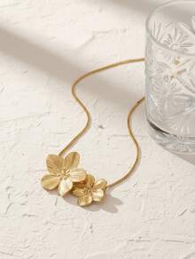 1pc Elegant Stainless Steel Flower Shaped Necklace For Women, Delicate Floral Design With Intricate Petal Texture, Suitable For Formal Occasions Like Weddings And Everyday Wear, All Seasons