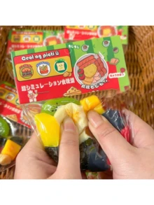 逼真的水果挤压玩具套装，草莓、猕猴桃、香蕉、樱桃，减压挤压玩具，办公室放松的理想礼物 - 彩色 - 查看 4