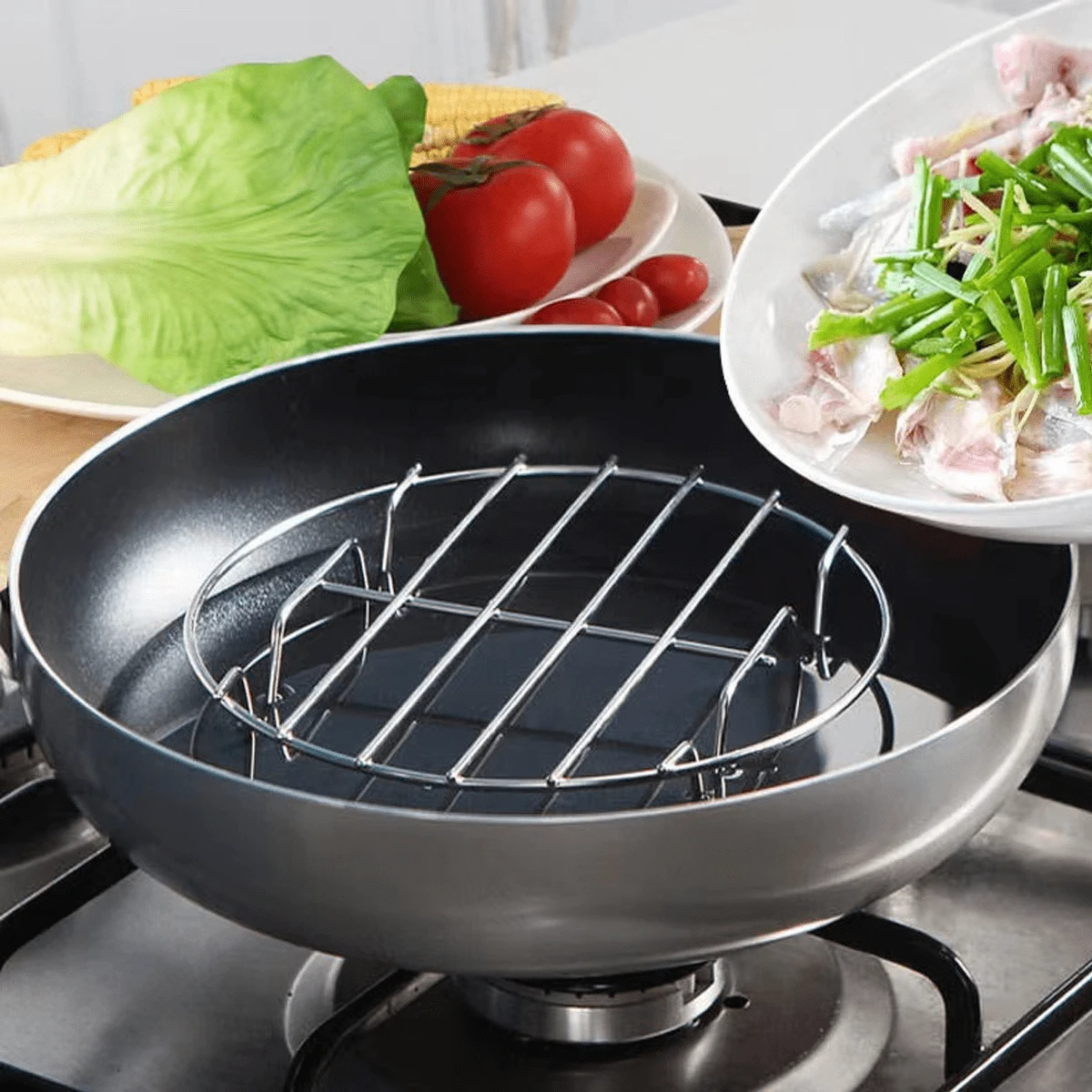 1 runt ångställ i rostfritt stål, multifunktionellt ångställ i rostfritt stål! Detta praktiska ångställ är utformat för att placeras direkt i en kastrull. Det är tillverkat av högkvalitativt rostfritt stål, hållbart och lätt att rengöra. Med det kan du ångkoka en mängd olika livsmedel, som fisk, bullar eller till och med pizza. Det är ett utmärkt tillskott till ditt kök.