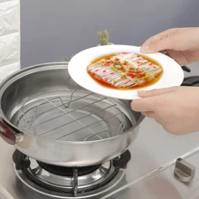 1 runt ångställ i rostfritt stål, multifunktionellt ångställ i rostfritt stål! Detta praktiska ångställ är utformat för att placeras direkt i en kastrull. Det är tillverkat av högkvalitativt rostfritt stål, hållbart och lätt att rengöra. Med det kan du ångkoka en mängd olika livsmedel, som fisk, bullar eller till och med pizza. Det är ett utmärkt tillskott till ditt kök.