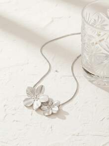 1pc Elegant Stainless Steel Flower Shaped Necklace For Women, Delicate Floral Design With Intricate Petal Texture, Suitable For Formal Occasions Like Weddings And Everyday Wear, All Seasons