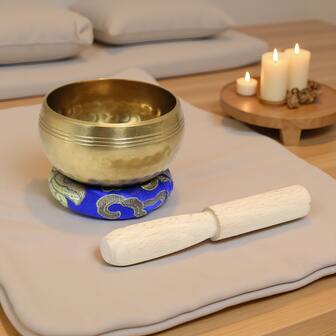 Una ciotola cantante di piccole dimensioni fatta a mano di 8 cm dal Nepal, piccola e carina, dotata di un batacchio e di un anello blu fatto a mano, con un suono morbido e fluente, adatta per lo yoga, il relax e la meditazione