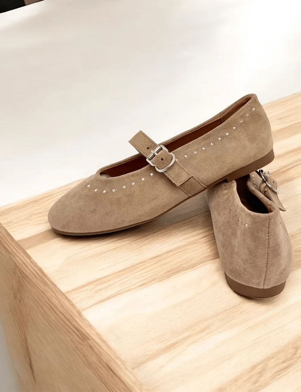 Classic Style Flat Ballet Flats, Women's Ballet Flats, In Versatile Colors (Black, Beige, Green, Yellow) Made Of Suede-Like Material With A Soft Finish, Metal Buckle, Ideal To Combine With Neutral Or Natural Looks, Comfortable And Versatile, Perfect For Everyday Wear Or To Give A Sophisticated Touch To A Casual Outfit - 卡其色 - 查看 1