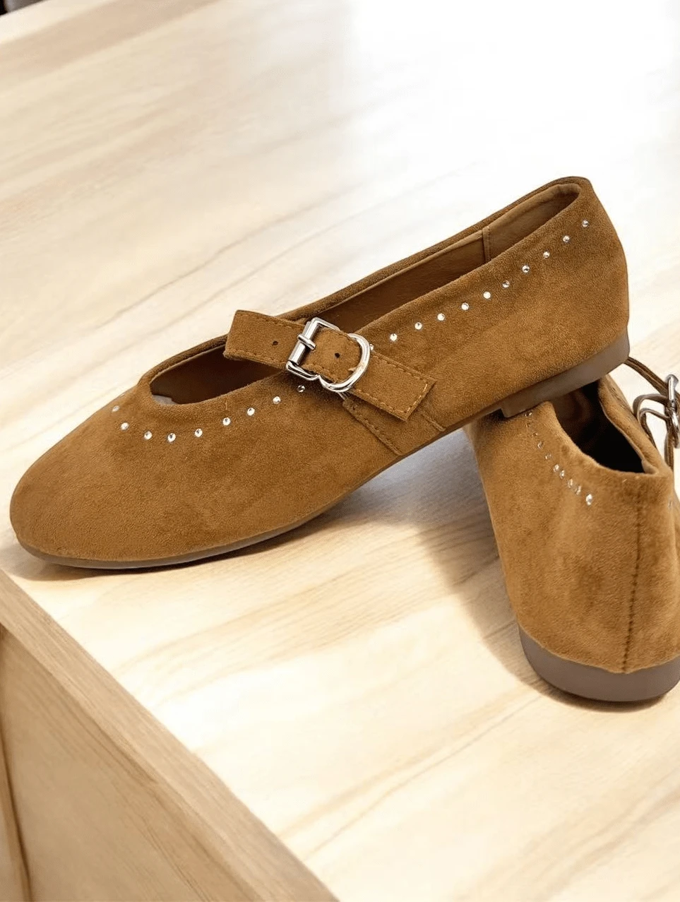 Ballerine basse in stile classico, Ballerine da donna, in colori versatili (nero, beige, verde, giallo) realizzate in materiale effetto camoscio con finitura morbida, Fibbia in metallo, Ideali da abbinare a look neutri o naturali, Comode e versatili, perfette per l'uso quotidiano o per dare un tocco sofisticato a un outfit casual - Cammello - Visualizzare 1