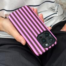 1个全新时尚多巴胺灵感双层条纹保护手机壳，兼容 17、17 Pro Max、17 Pro、17 Air、16、16 E、16 Pro Max、15、15 Plus、15 Pro Max、15 Pro、14、14 Pro、14 Pro Max、14 Plus、13、13 Pro Max、13 Pro、11、12、12 Pro、12 Pro Max、XS、8 Plus、7等机型。