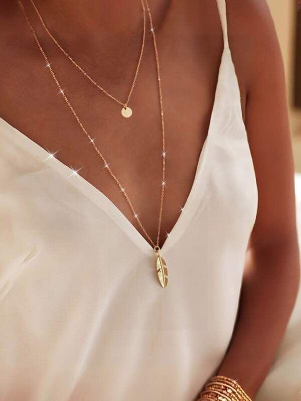 1 Stück charmanter minimalistischer Stil goldener geometrischer runder Anhänger, goldfarbene Doppelschicht lange Kette für Frauen, bohemian Stil goldener Federanhänger, goldfarbene Doppelschicht Pullover Kette für Mädchen, eleganter und einfacher Partyschmuck für Frauen, geeignet zum ganzjährigen Tragen, passend als Geschenk für gute Freundinnen