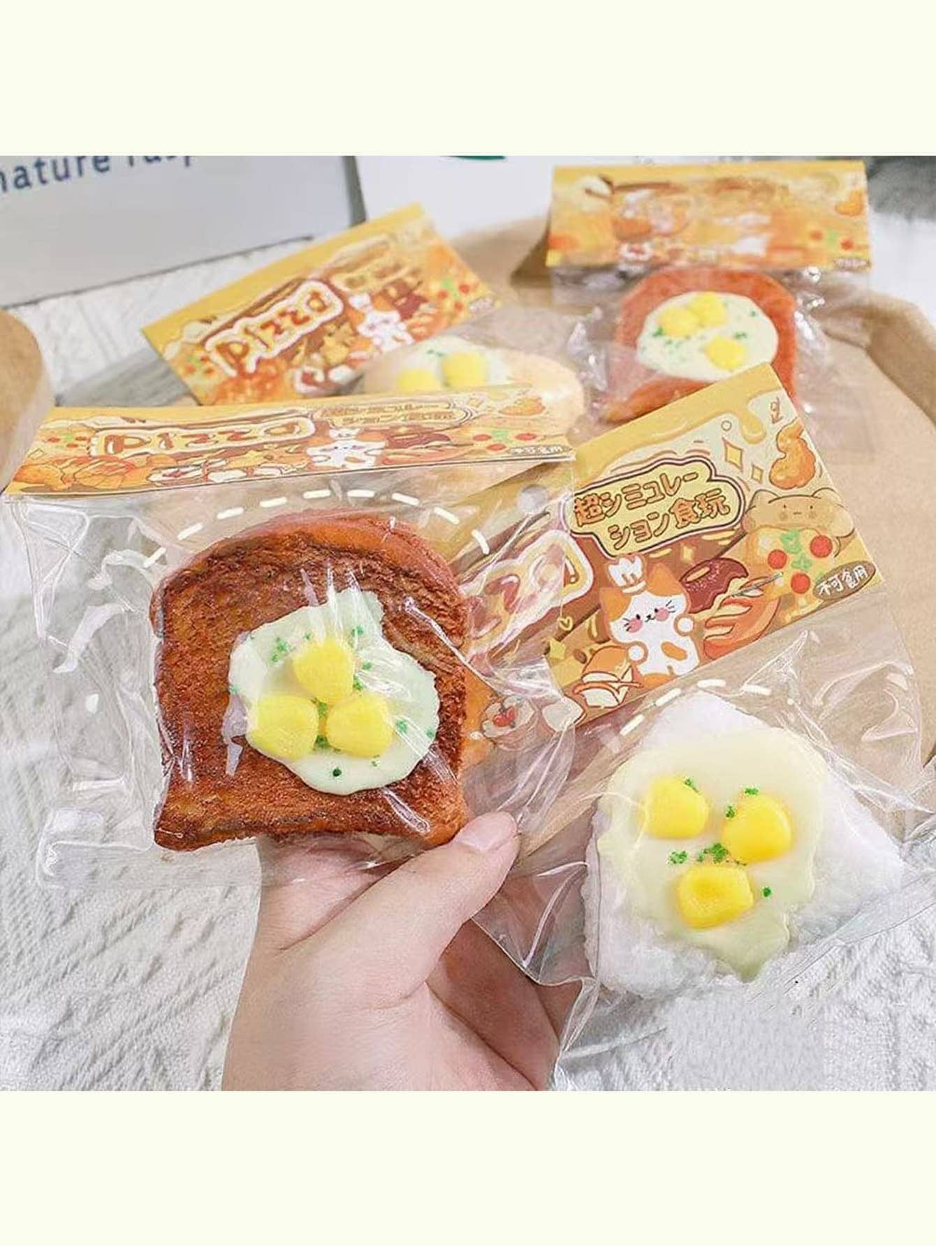 热门动漫人物微缩模型小玩意，可爱玉米汤饭团软萌玩具，逼真食物软萌奶油酱三角饭团，焦糖吐司玩具套装！ - 彩色 - 查看 1