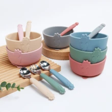 Set di stoviglie per bambini 3 pezzi con ciotola con ventosa e posate in acciaio inossidabile 304, ciotola in silicone a forma di animali marini (6 colori: cavalluccio marino). Materiali: manici in silicone resistenti al calore + base magnetica a tenuta stagna | Lavabile in lavastoviglie e microonde | Certificato CE/FDA | Design adatto ai bambini per viaggi, casa e asilo | Caratteristiche di antiscivolo | Perfetto per pasti per bambini, svezzamento e regali per compleanni dei bambini