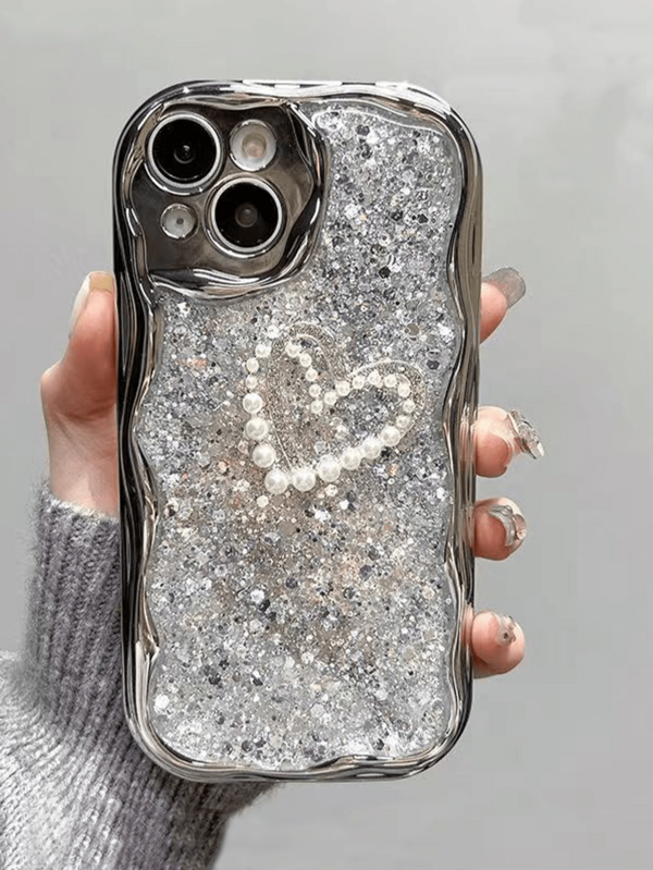 A capa galvanizada com padrão de ondas é compatível com a capa do Apple 16promax e com o modelo feminino Apple 15 com pérolas em formato de coração.