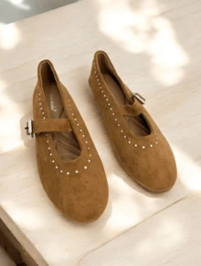 Ballerine basse in stile classico, Ballerine da donna, in colori versatili (nero, beige, verde, giallo) realizzate in materiale effetto camoscio con finitura morbida, Fibbia in metallo, Ideali da abbinare a look neutri o naturali, Comode e versatili, perfette per l'uso quotidiano o per dare un tocco sofisticato a un outfit casual - Cammello - Visualizzare 2