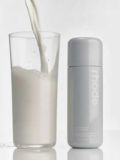 RHODE Esencia facial Glazing Milk Ceramide 4.2 oz. Glazing Milk es un potente complejo rico en nutrientes con una textura lechosa que deja la piel hidratada y luminosa, al tiempo que refuerza la barrera cutánea con el paso del tiempo