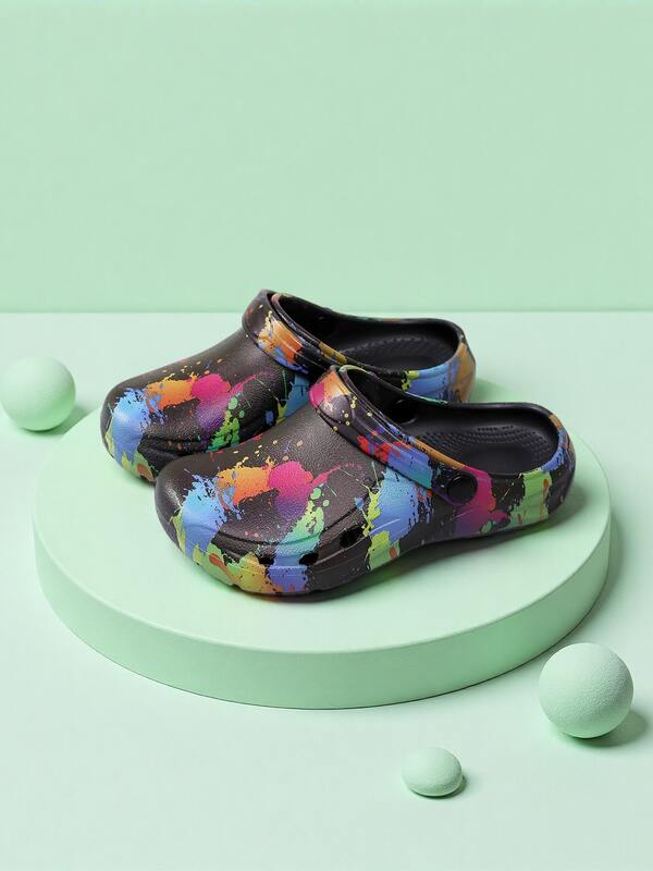 صندل رجالي منزلي مطبوع بطبعات عشوائية من الكاموفلاج، مناسب للاستخدام اليومي والتجمعات الشاطئية، ذو قاع مسطح مريح للاستخدام الداخلي والخارجي