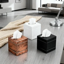 Metall Taschentuchbox, erhältlich in den Farben Kupfer, Weiß und Schwarz. Exquisites Aussehen mit gepunktetem Texturdesign, minimalistisch aber stilvoll. Kann im Wohnzimmer, Schlafzimmer oder Büro platziert werden, praktisch für das Entnehmen von Taschentüchern und Hinzufügen modischer Akzente zum Raum, praktisch und dekorativ.