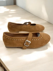 Ballerine basse in stile classico, Ballerine da donna, in colori versatili (nero, beige, verde, giallo) realizzate in materiale effetto camoscio con finitura morbida, Fibbia in metallo, Ideali da abbinare a look neutri o naturali, Comode e versatili, perfette per l'uso quotidiano o per dare un tocco sofisticato a un outfit casual - Cammello - Visualizzare 3