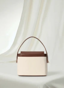 Clariva Bolso cuadrado simple y de moda para uso diario, compras, viajes, campus, minimalista, ligero, con contraste de color y correa ajustable de cuero para mujer. Bolso bandolera/de hombro para mujer para ir a la oficina, negocios, trabajo, uso diario. Esencial para chicas, estudiantes universitarias, mujer de negocios casual. Regalo perfecto para Navidad.