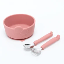 Set di 3 ciotole per bambini in silicone a forma di tartaruga, adatto dai 6 mesi in su! Base antitippo con ventosa + design anti-perdite + cucchiaio in acciaio inossidabile 304 da 120 mm! Ciotole con motivi animali carini con manici e lavabili in lavastoviglie. Soluzione perfetta per l'alimentazione dei bambini per genitori europei e famiglie halal nel Medio Oriente e Nord Africa! Confezione regalo ideale per i moderni mamma e papà!