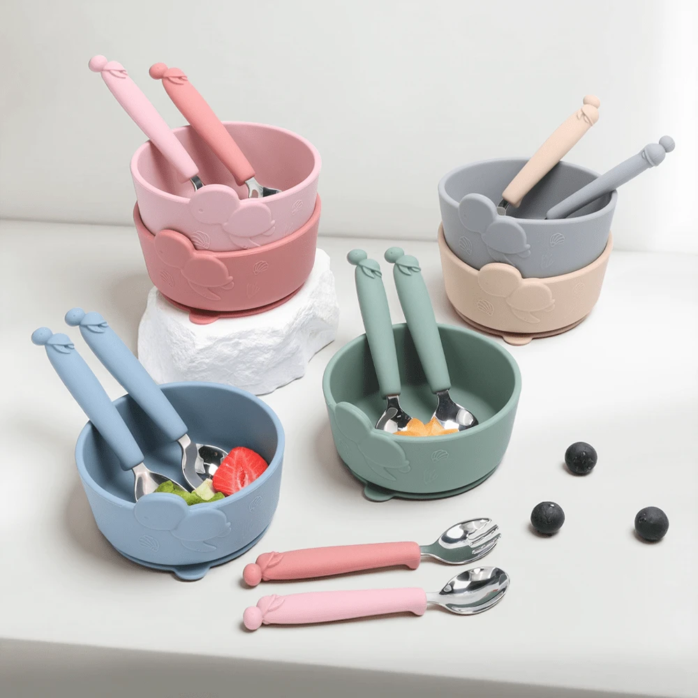 Set di 3 ciotole per bambini in silicone a forma di tartaruga, adatto dai 6 mesi in su! Base antitovesciamento + design anti-perdite + cucchiaio in acciaio inossidabile 304 da 120 mm! Ciotole con motivi animali carini con manici e lavabili in lavastoviglie. Soluzione perfetta per l'alimentazione dei bambini per genitori europei e famiglie halal nel MENA! Confezione regalo ideale per neogenitori moderni!