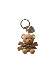 Móc khóa hình gấu nâu ngồi, kèm thẻ và nơ - Chất liệu nhựa giả cổ sống động, thiết kế tư thế ngồi, mắt và tai sắc nét, mũi màu đen vàng - Phụ kiện thời trang nữ, thích hợp làm móc chìa khóa xe, phụ kiện túi xách, quà tặng đôi (có 2 kiểu) - Gấu nhựa bền, móc khóa hình gấu bông dễ thương, vòng kim loại chắc chắn. - Nhiều màu - Xem 12