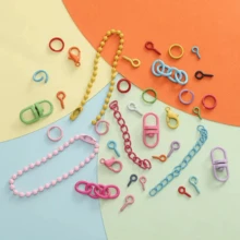 SMI Fine Juego de accesorios de joyería DIY de colores, que incluye cuentas, llaveros, anillas abiertas, mosquetones, ganchos y pasadores de ojo pequeños para la fabricación de joyas