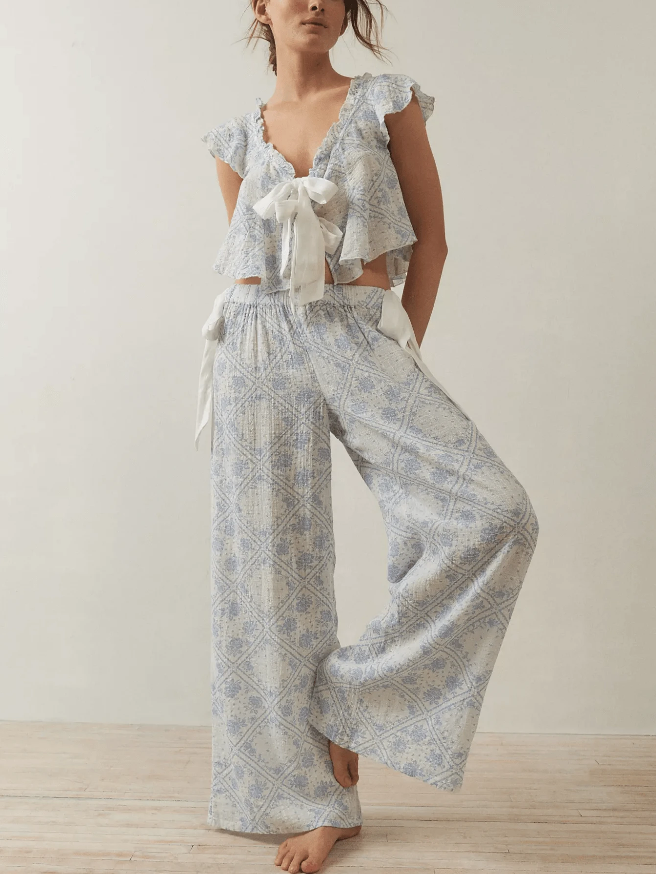 Women Y2K Floral 2Pcs Pajamas Set Ruffled V Neck Cap Sleeve Bow Tie Front Shirts Crop Tops And Side Bow Elastic Wide Leg Pants Sets Summer Fall Pj Sleepwear Loungewear Cute Two Pieces Pjs Matching Outfits - 藍白色 - 查看 1
