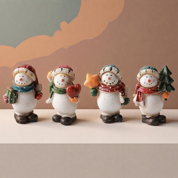 Set di decorazioni natalizie in resina a forma di pupazzo di neve. Questa statuina del pupazzo di neve natalizio aggiunge un fascino festivo alla tua tavola, al camino o al soggiorno di Natale. Perfetto per chi ama le decorazioni natalizie.