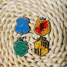 Harry Potter 1/3 可爱卡通宠物金属珐琅胸针，采用精湛的景泰蓝工艺和鲜艳的色彩。这些时尚创意的胸针可搭配各种服饰（毛衣/外套/衬衫），适合日常佩戴和装饰。它们是哈利·波特粉丝的理想礼物，经久耐用，不易褪色。 - 彩色 - 查看 7